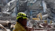 Proses Evakuasi Korban Tewas Reruntuhan Gedung Akibat Guncangan Gempa di Myanmar
