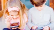 47966 ilustrasi anak bermain gadget unsplashcom