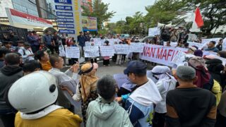 Ratusan Warga Manggala Gelar Aksi Unjuk Rasa di Polrestabes Makassar