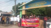 Sejumlah Masyarakat yang Tergabung Dalam Forum Masyarakat Pantai Mekar (Formades PM) Menuntut Transparansi Anggaran Desa Tahun 2020-2024